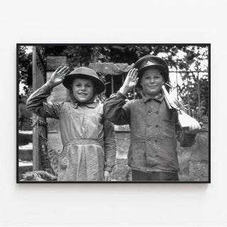 Affiche Debarquement Normandie - Deux enfant posant fièrement en équipement canadien