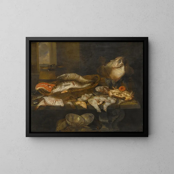 Natura morta con salmone, sogliola, granchio e altri pesci disposti su un tavolo, vista sul mare oltre - Abraham van Beijeren — quadro incorniciato alla parete