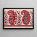 Motivo tessile con motivi paisley e ghirlande di bacche e fiori stilizzati - Anonimo — quadro incorniciato alla parete
