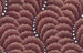 Motivo tessile con file verticali ondulate di scaglie sovrapposte e bande curve di perle - Anonimo — vista dell’opera