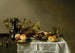 Pesche su un vassoio in argento, una torta di frutta, un panino, un roemer inciso e una caffettiera in argento su un tavolo parzialmente coperto - Cerchio di Pieter Claesz — vista dell’opera