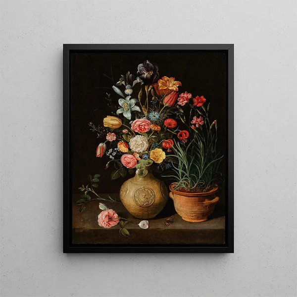 di rose, gigli, iris e altri fiori in un vaso di maiolica con un vaso di garofani e una farfalla su un davanzale - Clara Peeters — quadro incorniciato alla parete