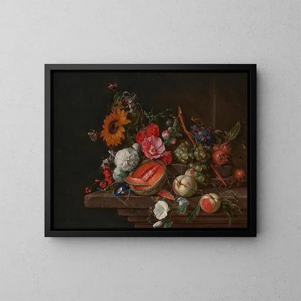 Un melone, delle pesche, dell'uva, dei nespoli, dei girasoli, delle rose, delle peonie e di altri fiori con farfalle e altri insetti su un davanzale di pietra - Cornelis de Heem — quadro incorniciato alla parete