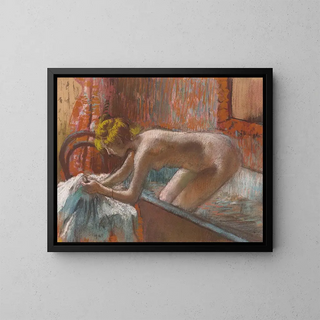 Donna che esce dalla vasca - Edgar Degas — quadro incorniciato alla parete