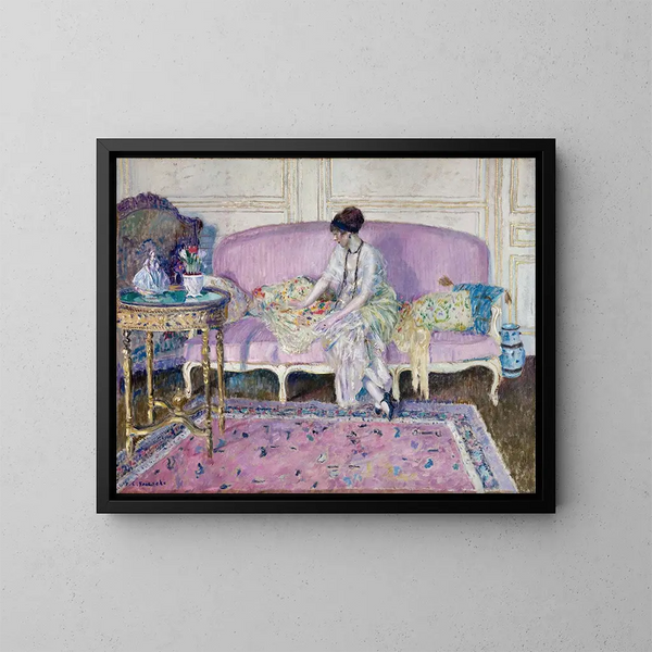 Donna seduta su un divano in un interno - Frederick Carl Frieseke — quadro incorniciato alla parete