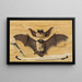 Trompe-l'œil: Due pipistrelli inchiodati a una parete di legno, coltello e piuma - Gabriel Orm — quadro incorniciato alla parete