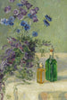 Nature morte avec fleurs bleues et deux bouteilles sur une table - Gerda Wegener — vista dell’opera