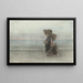 Donna con bambino che cammina sulla spiaggia - Jozef Israëls — quadro incorniciato alla parete