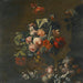 di Nature morte di rose, tulipani variegati, peonie e altri fiori in un vaso scolpito, con uva e un ara - Simon Verelst — ambientato in un interno