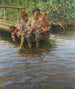 Quattro ragazzi sul molo della riva mentre pescano - Nikolay Bogdanov-Belsky — vista dell’opera