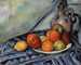 Frutta e una brocca su un tavolo - Paul Cézanne — vista dell’opera