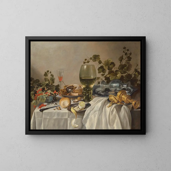 Colazione o argenteria e cristalleria su un tavolo imbandito con viti, frutta e pasticceria - Pieter Claesz — quadro incorniciato alla parete
