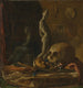 Un masque de crâne, une statuette d'épée et un livre sur une table dans l'atelier d'un artiste, huile sur cuivre - École française — vista dell’opera