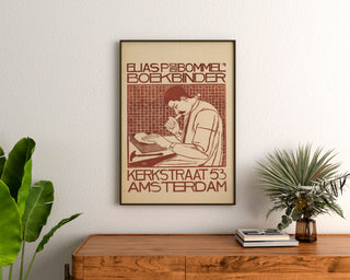 Manifesto Art Nouveau – Elias van Bommel – Theo Molkenboer, incorniciato sopra una cassettiera in legno, tra delle piante.