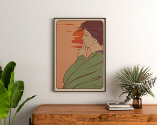 Manifesto Art Nouveau – L’Ora del silenzio – Henri Meunier, incorniciato sopra una cassettiera in legno, tra delle piante.
