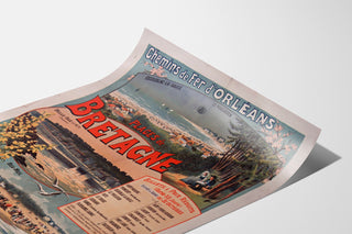 Manifesto Bretagna vintage – Spiagge della Bretagna, ferrovie, presentato su una pagina curva, visto in prospettiva.