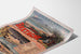 Manifesto Bretagna vintage – Spiagge della Bretagna, ferrovie, presentato su una pagina curva, visto in prospettiva.