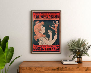 Manifesto pubblicitario vintage À la France moderne, Lyon, incorniciato sopra una commoda in legno, tra piante.