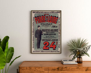 Manifesto pubblicitario vintage Au Phare de la Loire, abbigliamento, incorniciato sopra una cassettiera in legno, tra piante.