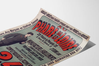 Manifesto pubblicitario vintage Au Phare de la Loire, abbigliamento, presentato su una pagina curva, visto in prospettiva.