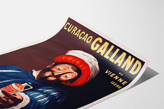 Manifesto pubblicitario vintage Curaçao Galland, esposto su una pagina incurvata, vista in prospettiva.