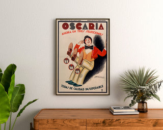 Manifesto pubblicitario vintage Oscaria, calzature, incorniciato sopra una cassettiera in legno, tra piante.
