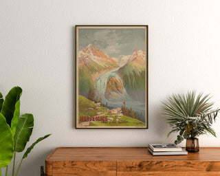 Poster scolastico d’epoca – Mer de Glace – Hugo d’Alési, incorniciato sopra una cassettiera in legno, tra piante.