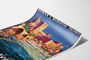 Manifesto turistico vintage – Avignone, Francia romanica e medievale, presentato su foglio curvato, visuale prospettica.