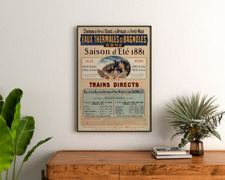Manifesto turistico d’epoca – Bagnoles, acque termali, incorniciato sopra una cassettiera in legno, tra delle piante.