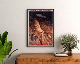 Manifesto turistico vintage – Grotte di Lacave, Rocamadour, incorniciato sopra una cassettiera in legno, tra piante.