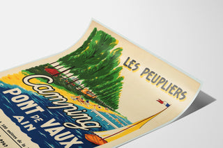Manifesto turistico vintage – Les Peupliers, campeggio di Pont-de-Vaux, presentato su una pagina incurvata, visto in prospettiva.