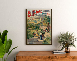 Manifesto turistico vintage – Saint-Honoré-les-Bains, acque termali, incorniciato sopra una credenza in legno, tra delle piante.
