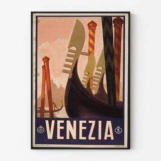 Manifesto turistico vintage – Venezia, prue di gondole, esposto in una cornice sottile su una parete chiara.