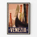 Manifesto turistico vintage – Venezia, prue di gondole, esposto in una cornice sottile su una parete chiara.