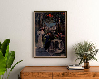 Manifesto turistico vintage – Vichy, PLM, incorniciato sopra una credenza in legno, tra piante.