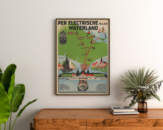 Manifesto turistico vintage – Waterland, tram elettrico, incorniciato sopra una cassettiera in legno, tra piante.