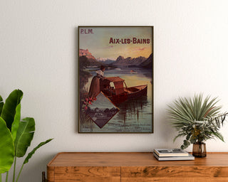 Manifesto vintage Aix-les-Bains, biglietti collettivi PLM, incorniciato sopra una commoda in legno, tra piante.