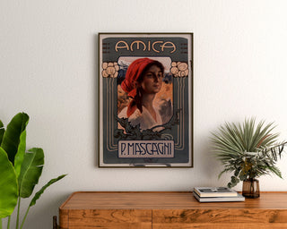 Manifesto vintage Amica, opera, incorniciato sopra una cassettiera in legno, tra piante.