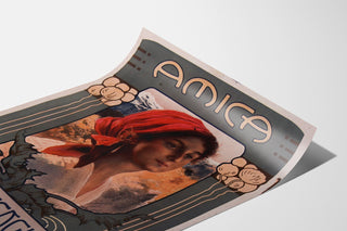 Manifesto vintage Amica, opera, esposto su una stampa leggermente incurvata, vista prospettica.