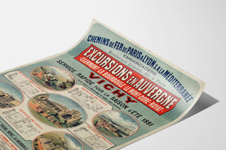 Manifesto d’epoca Auvergne, escursioni PLM, presentato su una stampa leggermente arrotolata, visto in prospettiva.