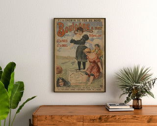 Manifesto d’epoca Boulogne-sur-Mer, 24 express, incorniciato sopra una cassettiera in legno, tra delle piante.
