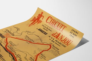 Manifesto vintage Circuit d’Anjou, marcia, presentato su una pagina curva, visto in prospettiva.