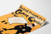 Manifesto vintage Dudley Hardy, comic guide, presentato su una pagina curva, visto in prospettiva.