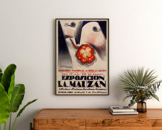 Manifesto vintage Esposizione Achille Mauzan, incorniciato sopra una credenza in legno, tra piante.