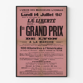 Manifesto vintage Grand Prix de Lyon, marcia, esposto in una cornice sottile su una parete chiara.