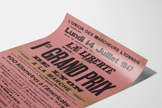 Manifesto vintage Grand Prix de Lyon, marcia, mostrato su una pagina leggermente curva, visto in prospettiva.