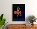 Poster vintage La Revue illustrée, incorniciato sopra una cassettiera in legno, tra piante.