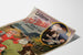 Manifesto vintage Laiterie de l’Isle Briant, Angers, presentato su una pagina curva, visto in prospettiva.