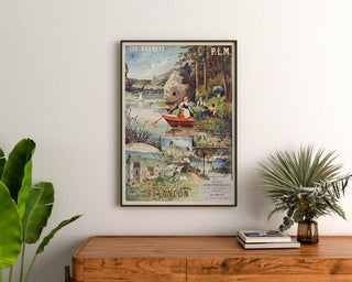 Manifesto vintage Les Brenets — PLM, bagni salini a Besançon, incorniciato sopra una cassettiera in legno, tra piante.