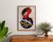 Poster vintage Les Cafés du Brésil, incorniciato sopra una cassettiera in legno, tra piante.